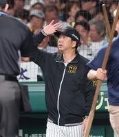 　５回を終え、選手交代を告げに行く藤川監督（撮影・北村雅宏）