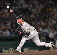 　６回から２番手で登板するネルソン（撮影・西田忠信）