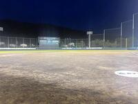 　外野の照明が落ちたむつみスタジアム（撮影・滋野航太）