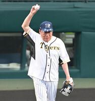 　ファーストピッチセレモニーで投手を務めた島田一の介（撮影・飯室逸平）