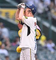 　ファーストピッチセレモニーで投球する島田一の介（撮影・西田忠信）