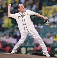 　ファーストピッチセレモニーで投球する島田一の介（撮影・立川洋一郎）