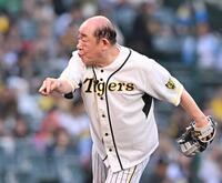 　ファーストピッチセレモニーで投球する島田一の介（撮影・西田忠信）