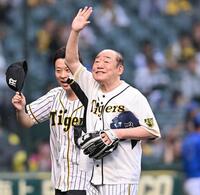 　ファーストピッチセレモニーを終え、スタンドに手を振る島田一の介（右）＝撮影・西田忠信