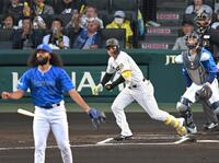 　１回、ジャクソン（手前）から先制二塁打を放つ森下（撮影・飯室逸平）