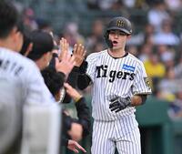 　１回、森下の先制適時二塁打で生還した中野（撮影・西田忠信）