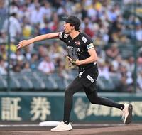 　始球式を務めるウルフドッグス名古屋・小山貴稀（撮影・西田忠信）