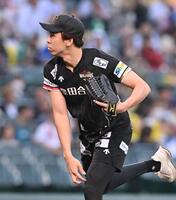 　始球式を務めるウルフドッグス名古屋・小山貴稀（撮影・西田忠信）