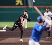 　始球式を務めるウルフドッグス名古屋・小山貴稀（撮影・立川洋一郎）