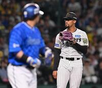 　７回、代打・宮崎（左）に押し出し四球を与えたデュプランティエ（撮影・西田忠信）