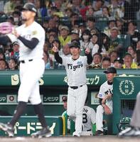 　７回、石上の適時打で２点を取られ、リプレー検証を要求する藤川監督（撮影・立川洋一郎）
