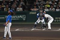 　６回、ジャクソン（左）の前に見逃し三振に倒れる大山（撮影・飯室逸平）