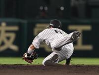 　７回、佐野の打球に飛びつく木浪（撮影・西田忠信）