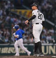 　４回、牧（左）に同点ソロを浴びたデュプランティエ（撮影・西田忠信）