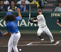 　１回、中前打を放つ中野（撮影・飯室逸平）