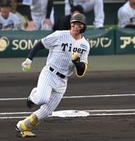 　１回、先制打を放ち、二塁へ向かう森下（撮影・飯室逸平）