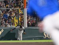 　９回、度会の打球処理にもたつく森下（撮影・西田忠信）