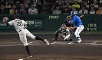 　７回、勝ち越しとなる押し出し四球を選ぶ宮崎（撮影・飯室逸平）