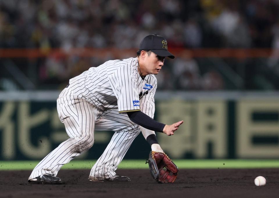 　７回、オースティンのゴロをさばく木浪（撮影・北村雅宏）