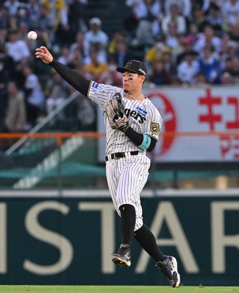 　３回、オースティンの打球を捕球し、素早く返球する佐藤輝（撮影・西田忠信）