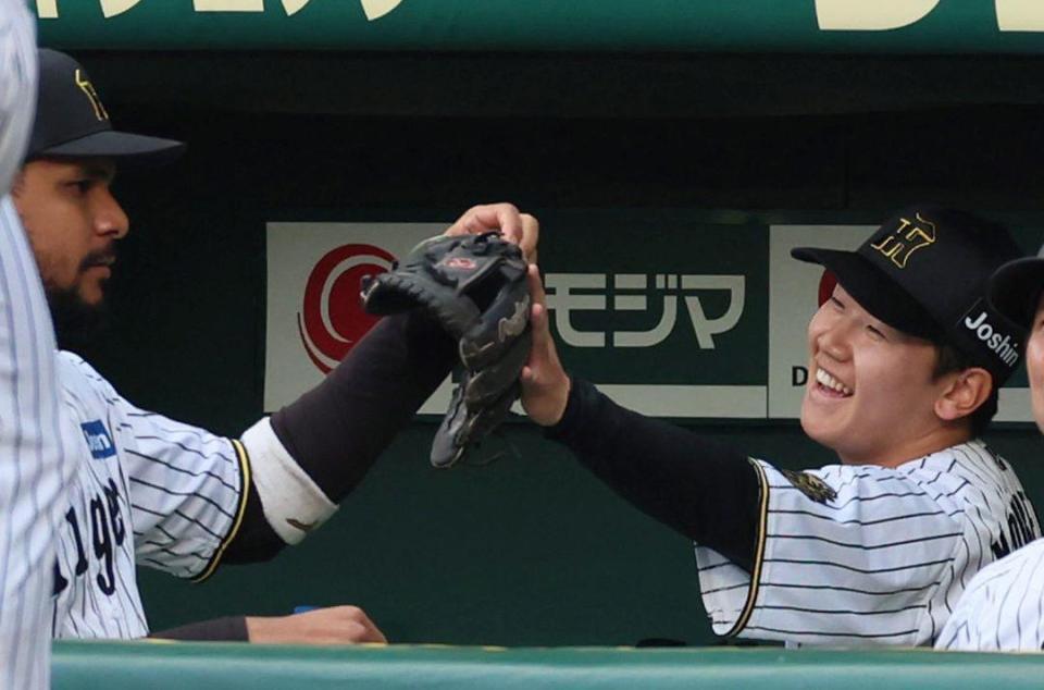 　１回、好守を見せたヘルナンデスとタッチを交わす門別（右）＝撮影・北村雅宏