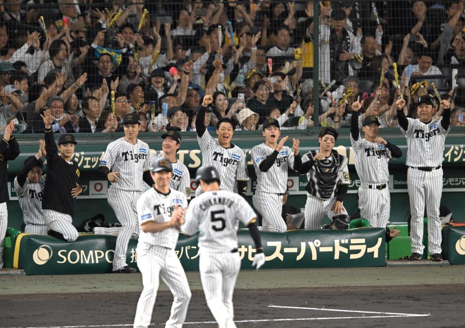 　５回、先制に沸く阪神ナイン（撮影・飯室逸平）