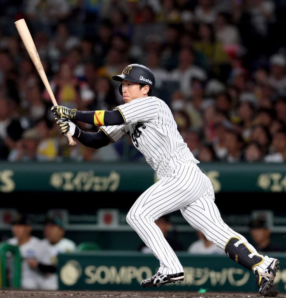 　５回、先制となる適時打を放つ近本
