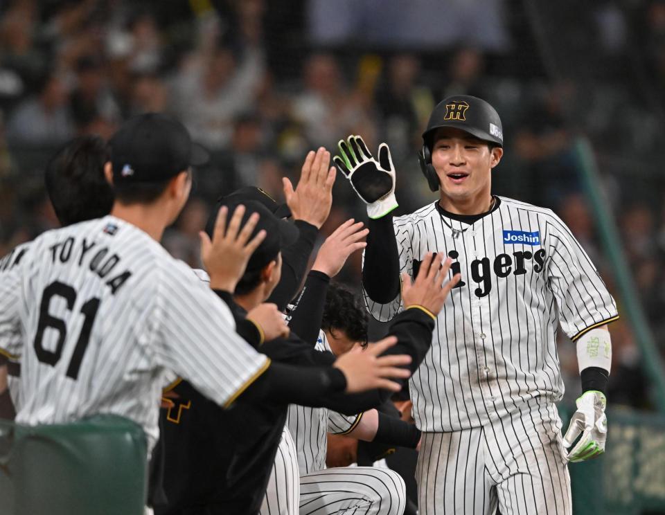 　５回、近本の先制打で生還した木浪（撮影・西田忠信）