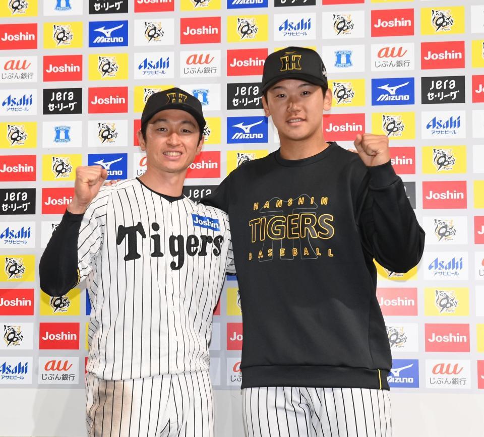 　お立ち台でポーズを決める近本（左）と門別（撮影・西田忠信）