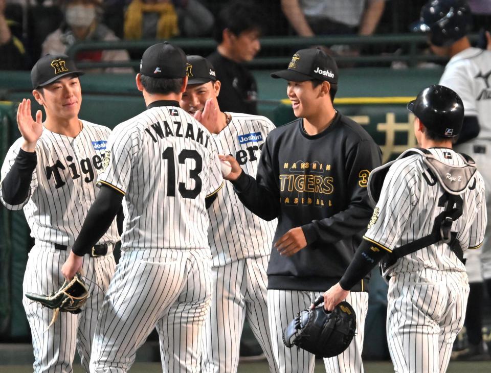 　岩崎（１３）からウイニングボールを受けとり笑顔の門別（撮影・飯室逸平）