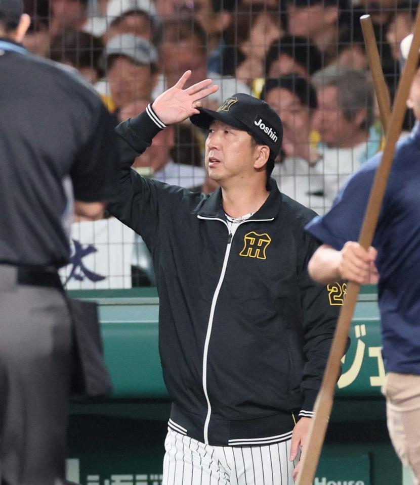 　５回を終え、選手交代を告げに行く藤川監督（撮影・北村雅宏）