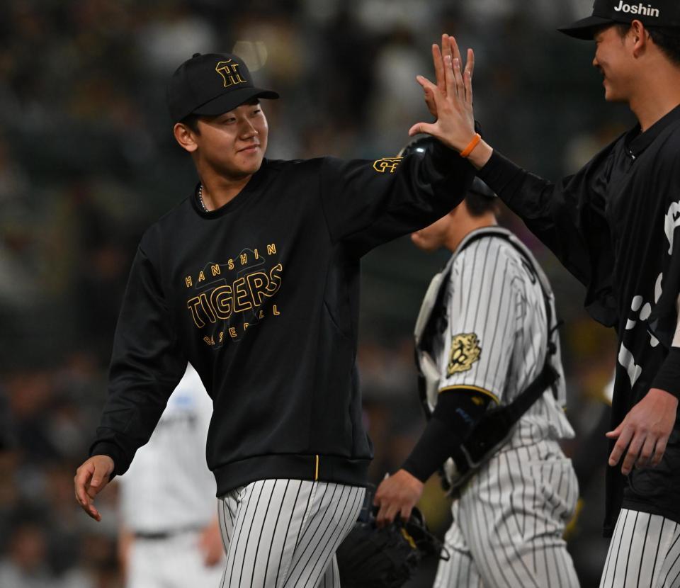 　ＤｅＮＡに勝利し、笑顔の門別（撮影・西田忠信）