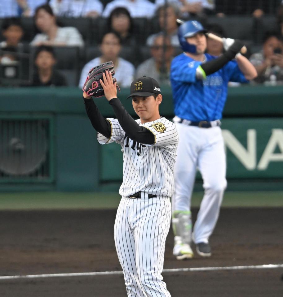 　１回、好守の中野に感謝する門別（撮影・飯室逸平）