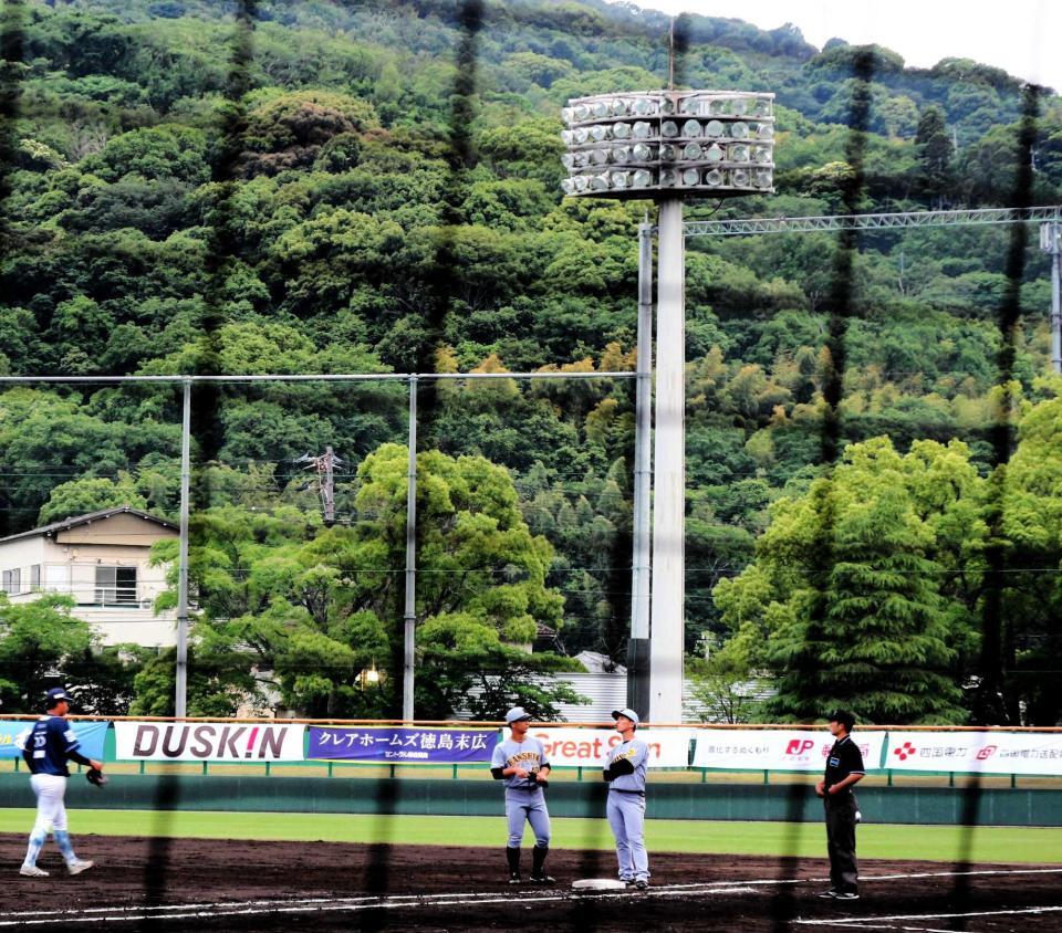 　照明が落ち、薄暗くなった球場