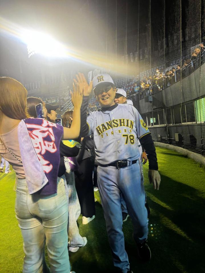 　急きょ行われたハイタッチ会に参加した平田２軍監督