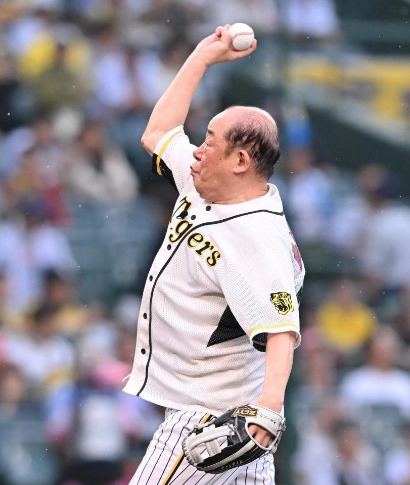 　ファーストピッチセレモニーで投球する島田一の介（撮影・西田忠信）