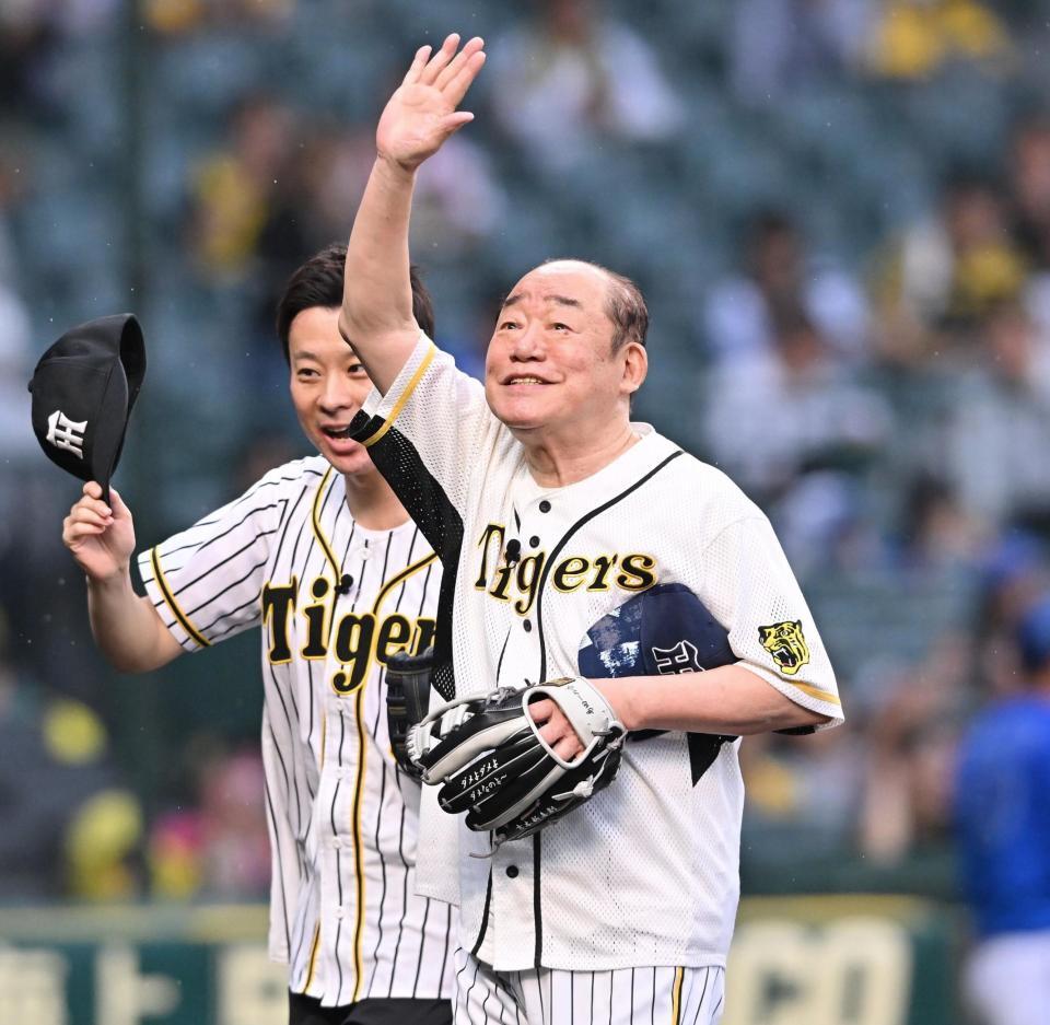 　ファーストピッチセレモニーを終え、スタンドに手を振る島田一の介（右）＝撮影・西田忠信