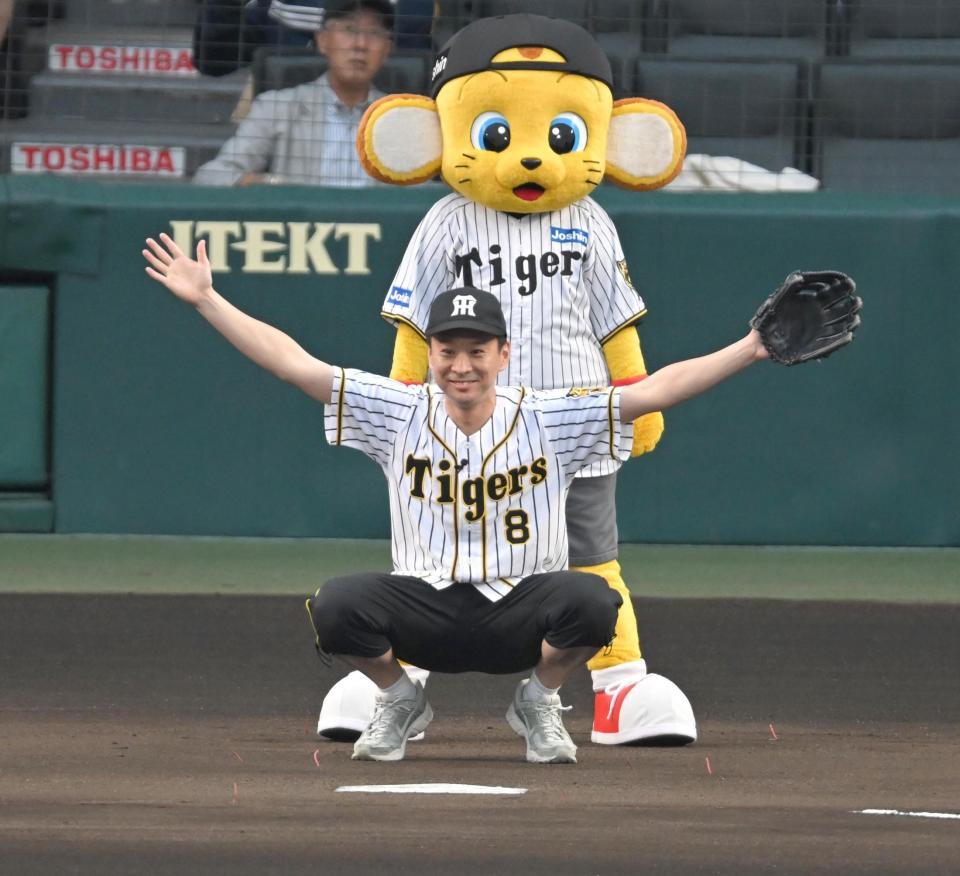 　ファーストピッチセレモニーで捕手を務める伊丹祐貴（撮影・飯室逸平）