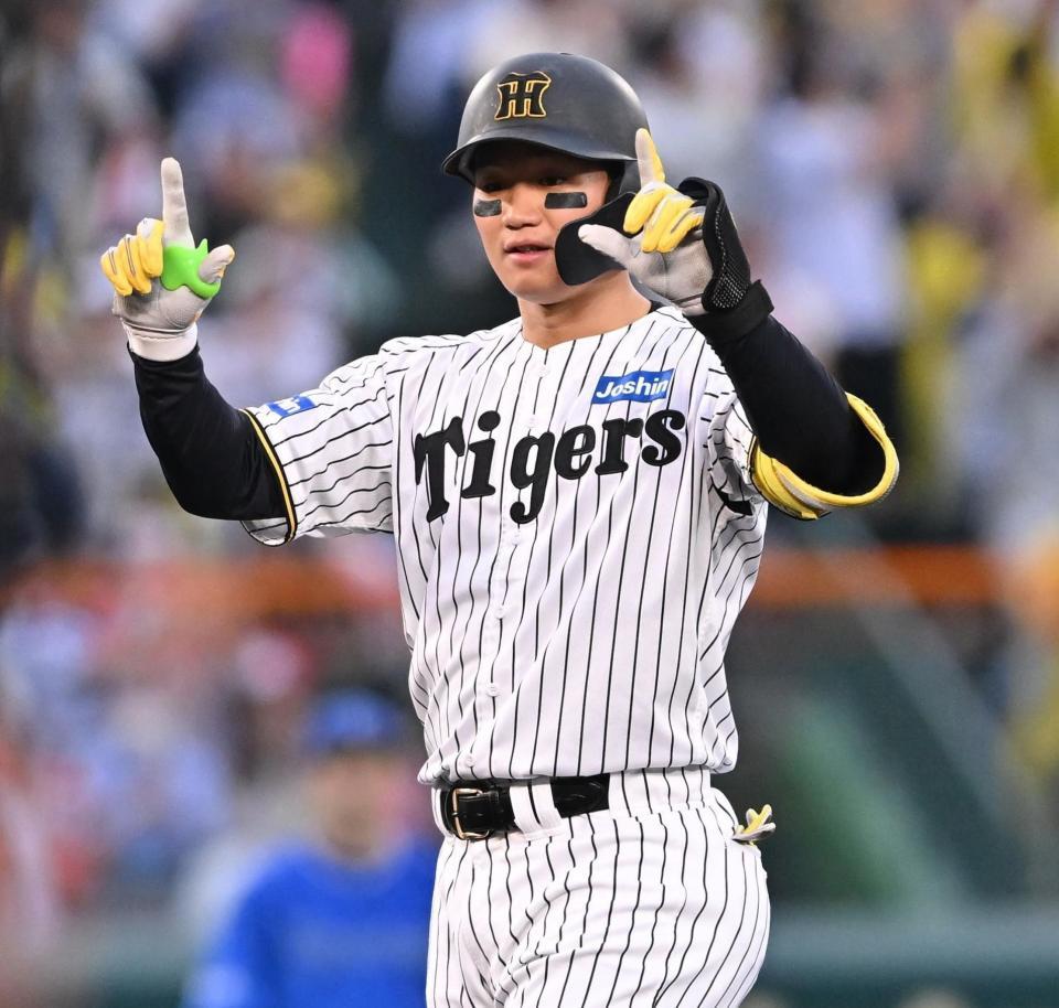 　１回、先制の適時二塁打を放ちポーズを決める森下（撮影・西田忠信）