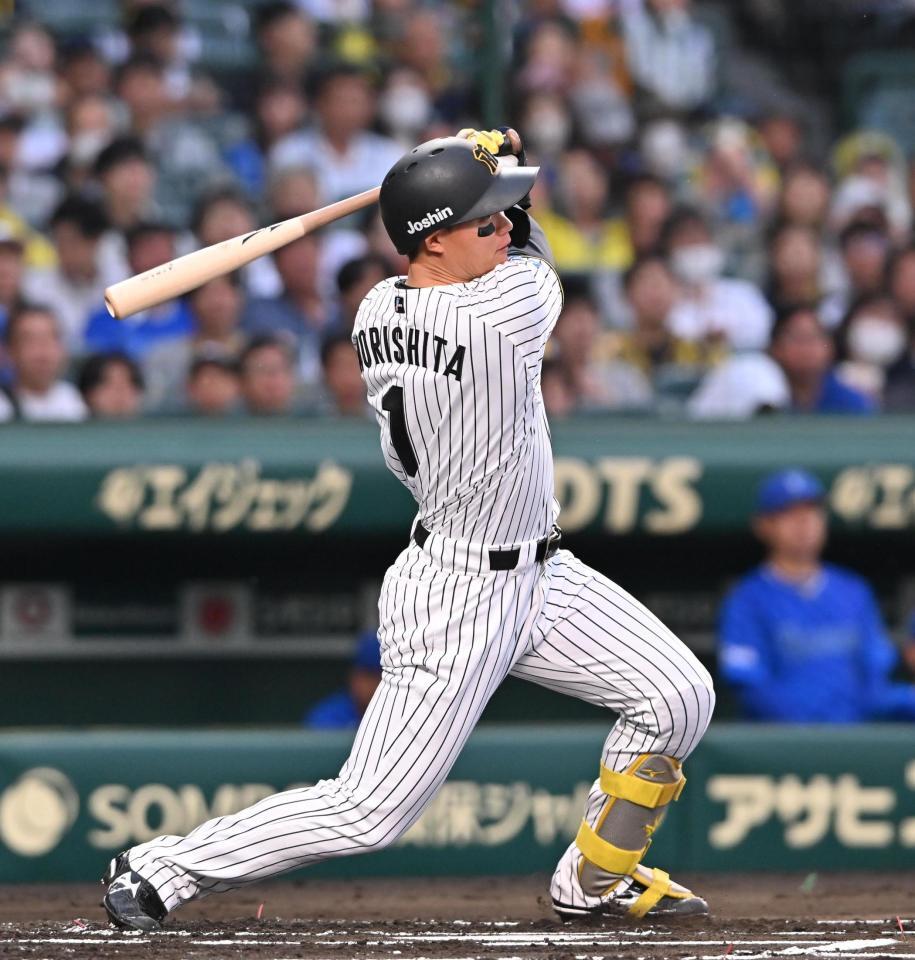 　１回、先制の適時二塁打を放つ森下（撮影・西田忠信）