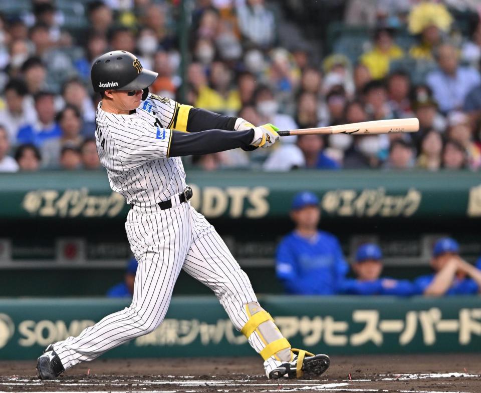 　１回、先制の適時二塁打を放つ森下（撮影・西田忠信）