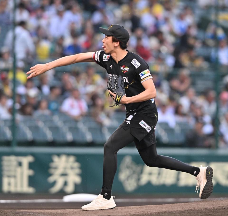 　始球式を務めるウルフドッグス名古屋・小山貴稀（撮影・西田忠信）
