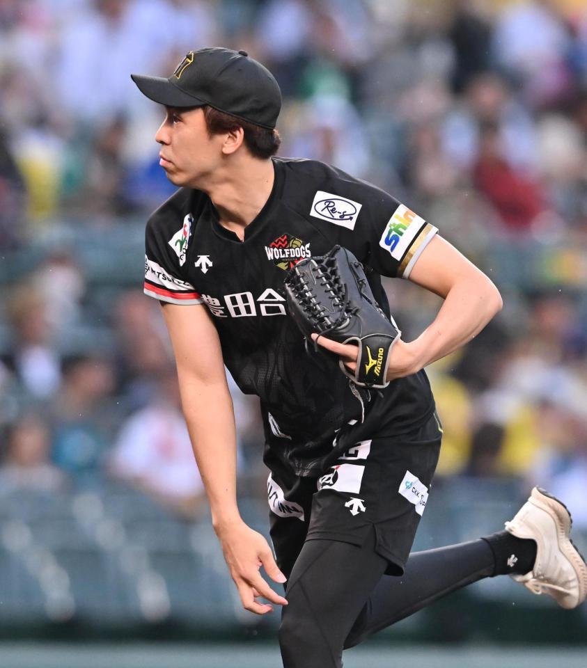 　始球式を務めるウルフドッグス名古屋・小山貴稀（撮影・西田忠信）