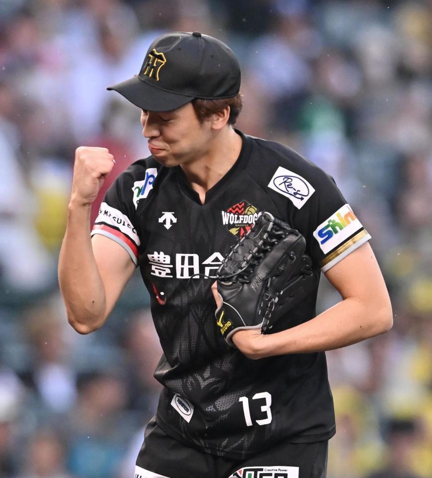 　始球式の投球を終えガッツポーズするウルフドッグス名古屋・小山貴稀（撮影・西田忠信）