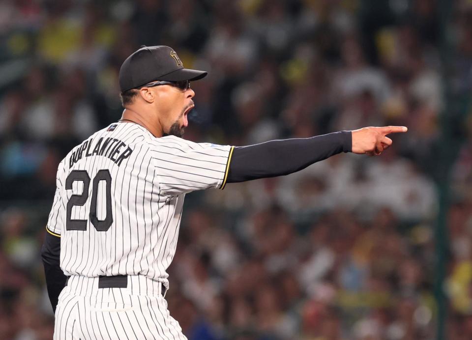 　７回、代打・宮崎への投球が押し出し四球の判定となり声を荒らげるデュプランティエ（撮影・立川洋一郎）