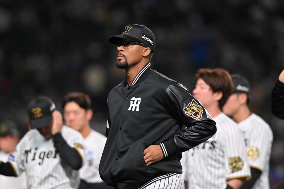 　ＤｅＮＡに敗れ、グラウンドを引き揚げるデュプランティエ（中央）＝撮影・西田忠信