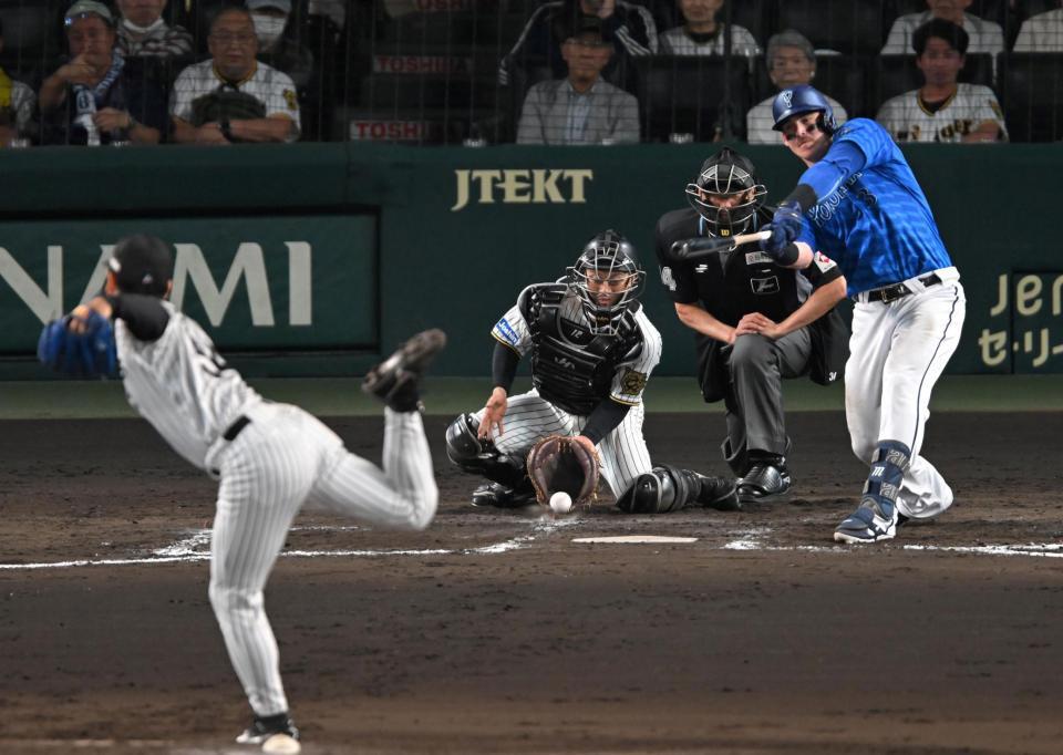 　９回、オースティンを空振り三振に斬る木下（撮影・飯室逸平）