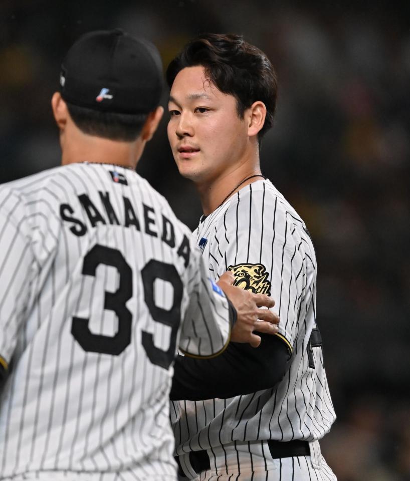 　９回を投げ終えベンチに戻る木下（右）＝撮影・西田忠信