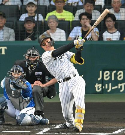 　１回、先制二塁打を放つ森下（撮影・飯室逸平）