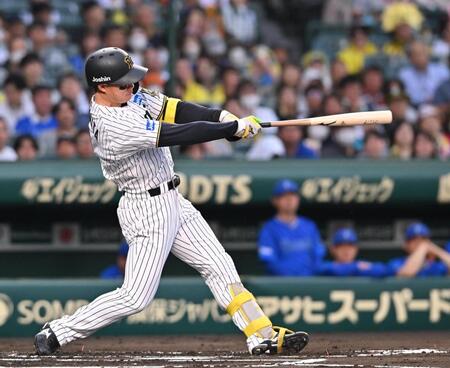 　１回、先制の適時二塁打を放つ森下（撮影・西田忠信）